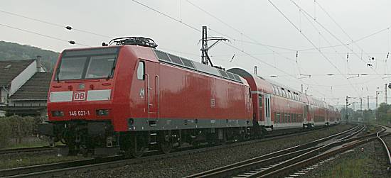 146 021 mit RE6 "Rhein Express" (24.4.02)