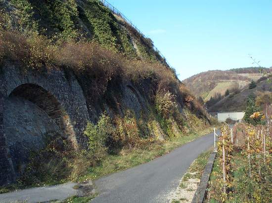 Trassen Terasse in Dernau, im Hintergrund ehem. Trotzenbergtunnelportal